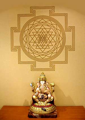 Sri Yantra na ścianie - szablon do dekoracji