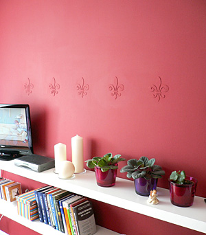 Lilie na ścianie - szablon do dekoracji